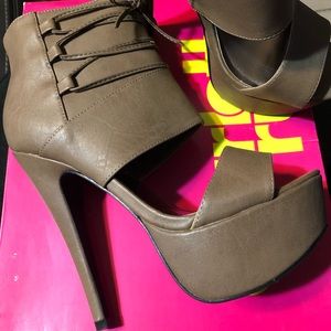 Ladies New In Box Taupe Platform Heel with Inside Zipper